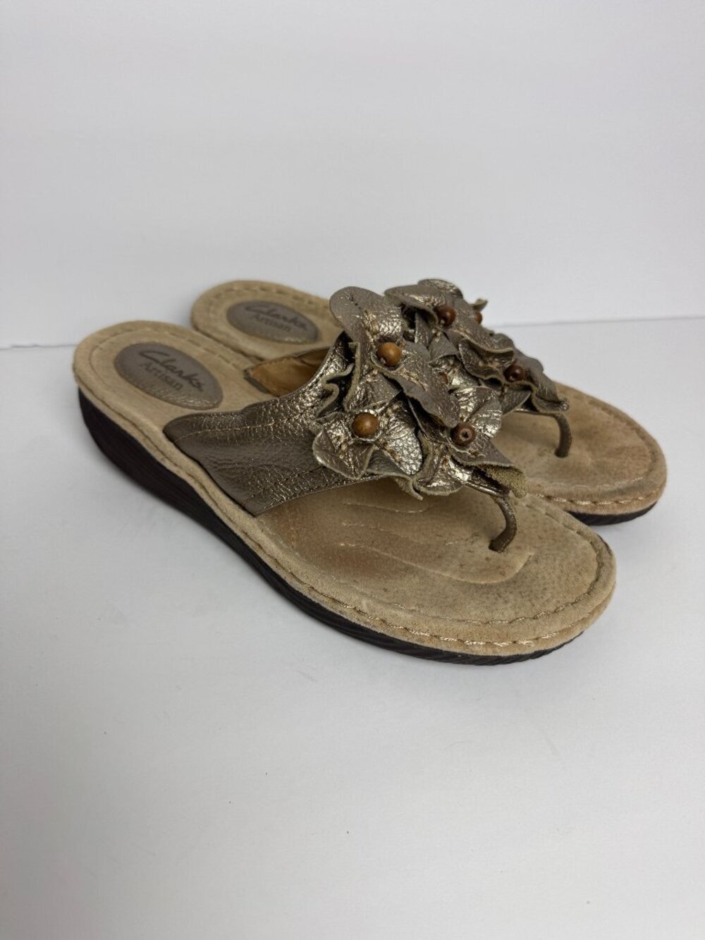 Clarks Artisan Metallic Gold Bronze Thong Leather Flower Sandals Sz 7.5